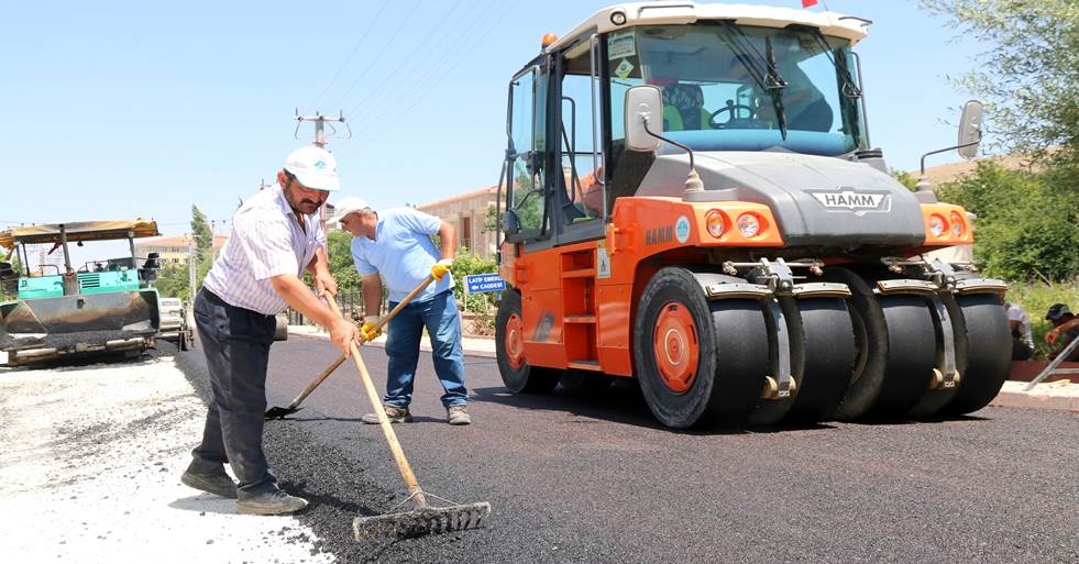 AKSARAY'DA 40 DERECE SICAĞA RAĞMEN ASFALT ÇALIŞMALARI DEVAM EDİYOR