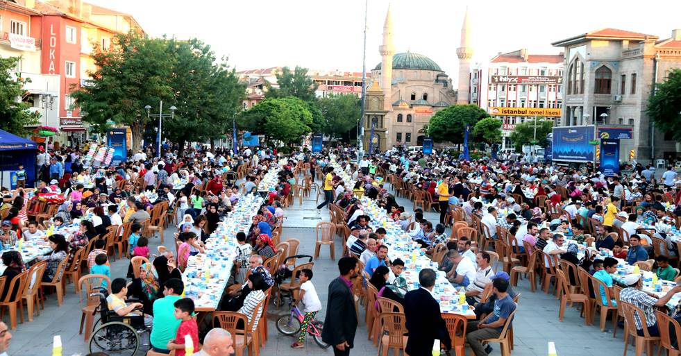 AKSARAY MEYDANDA 7500 KİŞİLİK DEV İFTAR