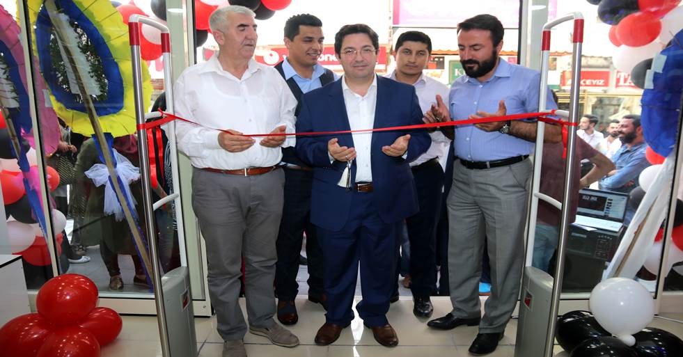 ‘ETİKET’ GİYİM MAĞAZASI HİZMETE AÇILDI
