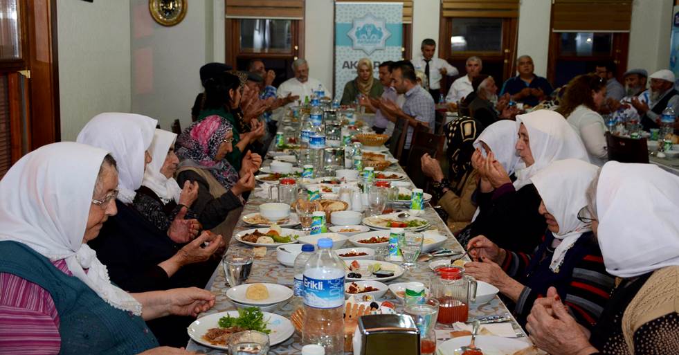 HUZUREVİ SAKİNLERİ ONURUNA İFTAR