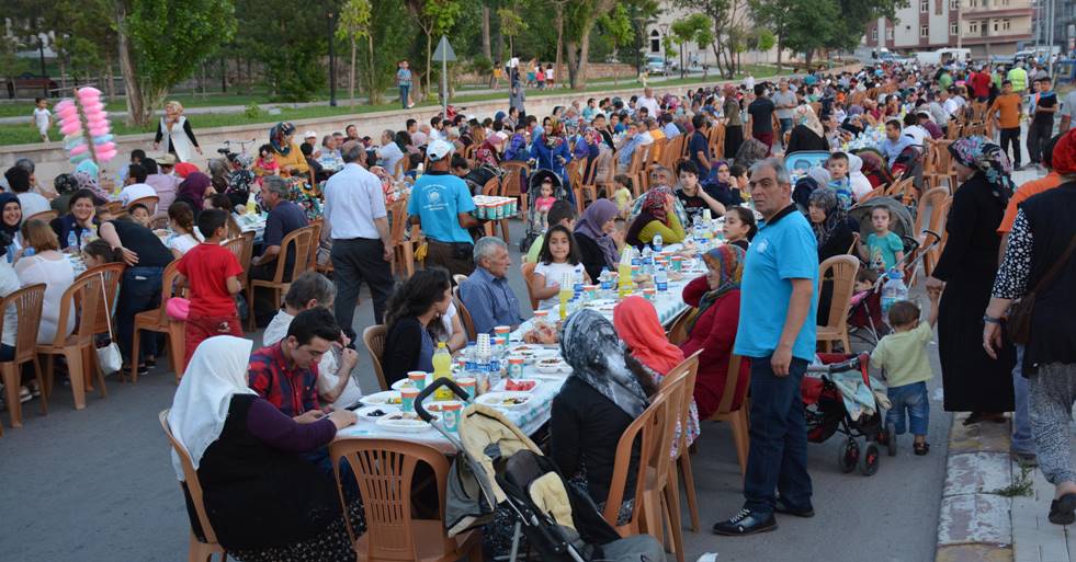 İFTAR BEREKETİ SOMUNCU BABA KÜLLİYESİNE TAŞINDI