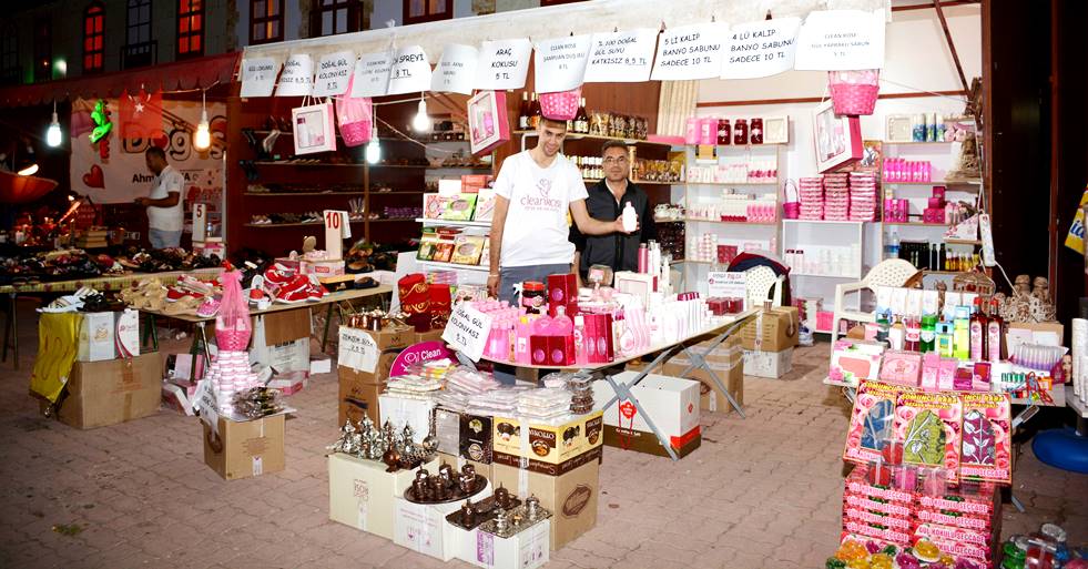 RAMAZAN SOKAĞINDA GÜL KOKULARI SAÇILIYOR