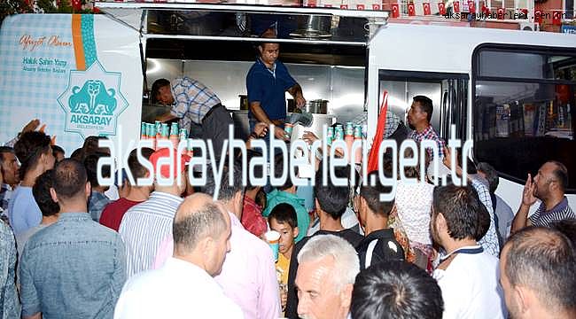 AKSARAY BELEDİYESİ, DEMOKRASİ NÖBETİNDEKİ BİNLERCE VATANDAŞA YİYECEK VE İÇECEK HİZMETİ VERİYOR