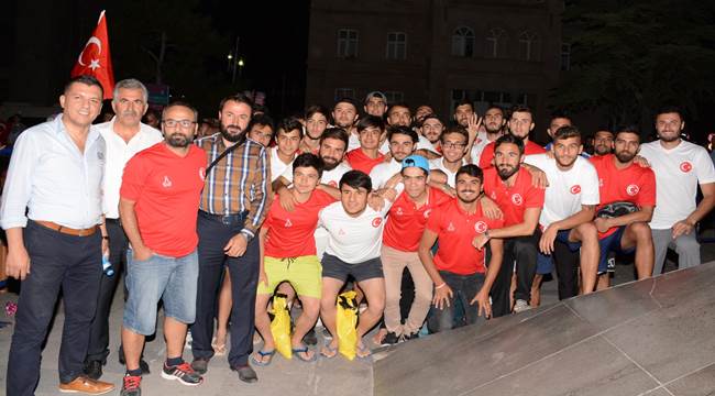AKSARAY BELEDİYESPOR’DAN DEMOKRASİ NÖBETİNE DESTEK