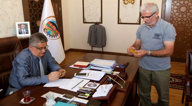 KOPUZ SANATKARI HAMZA ALİ AKGÜN VALİ AYKUT PEKMEZ’İ ZİYARET ETTİ