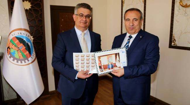 PTT’DEN VALİ AYKUT PEKMEZ’E KİŞİSEL PUL HEDİYESİ
