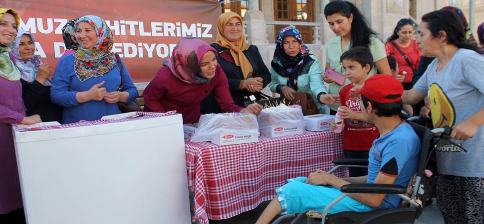 AKSARAY AK PARTİ KADIN KOLLARINDAN ŞEHİTLER ANISINA DUA