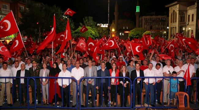 AKSARAY'DA MUHTEŞEM DEMOKRASİ VE ŞEHİTLER MİTİNGİ