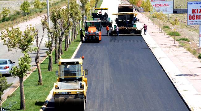 ÜNİVERSİTE YOLUNA KARAYOLLARI STANDARTLARINDA ASFALT ATILIYOR