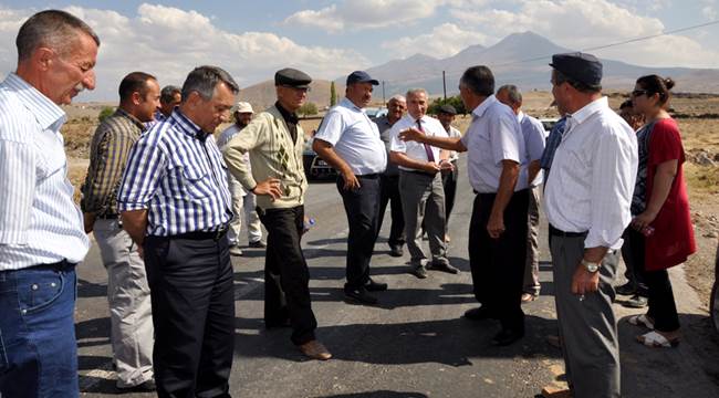 AKSARAY KÖY YOLLARINDA SICAK ASFALT ÇALIŞMALARI DEVAM EDİYOR