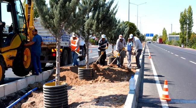 NEVŞEHİR YOLU ÜZERİNDEKİ ORTA REFÜJ'DE YEŞİLLENDİRME ÇALIŞMALARINA DEVAM EDİYOR