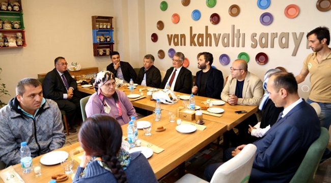 VALİ AYKUT PEKMEZ“BENDE VARIM” TİYATRO EKİBİYLE BULUŞTU