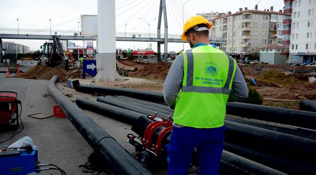 AKSARAY BELEDİYESİ E-90 KARAYOLUNUN ALTINDAN GEÇEN 35 YILLIK ESKİ BORUYU DEĞİŞTİRDİ