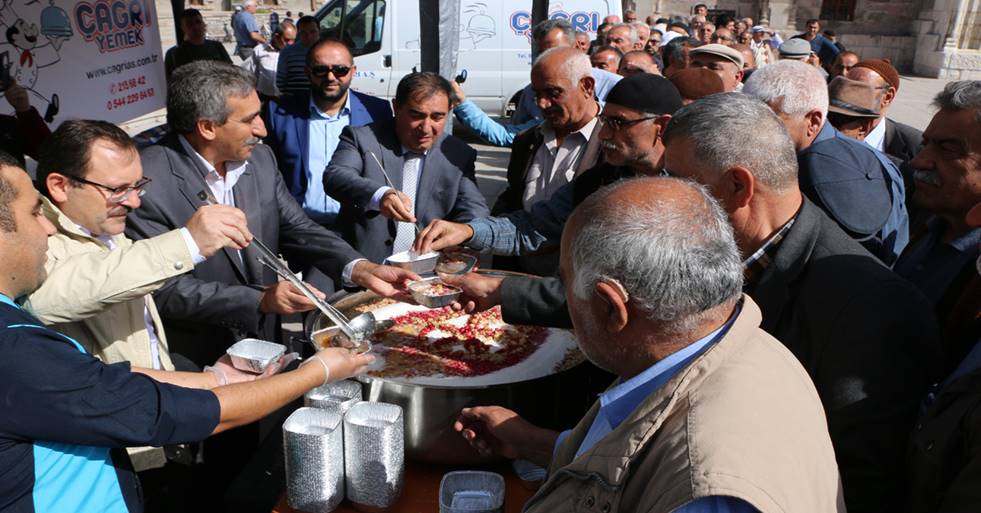 AKSARAY'DA 15 TEMMUZ ŞEHİTLERİ ANISINA AŞURE DAĞITILDI