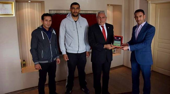 ESKİL BELEDİYE BAŞKANI NİYAZİ ALÇAY’A SPORA DESTEK PLAKETİ