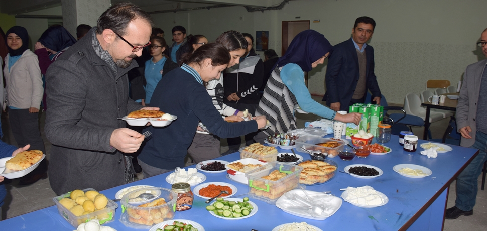 AKSARAY DA ÖĞRENCİLERE UYGULAMALI KAHVALTI DERSİ