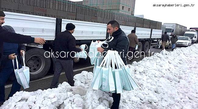 BELEDİYE KONYA YOLUNDA MAHSUR KALANLARA KUMANYA DAĞITTI