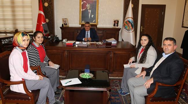 OSMANGAZİ ANADOLU LİSESİ ÖĞRENCİLERİ VALİ PEKMEZ’İ ZİYARET ETTİ