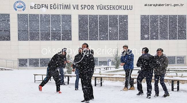 ASÜ KAMPÜS DE KAR BEREKETİ COŞKUSU