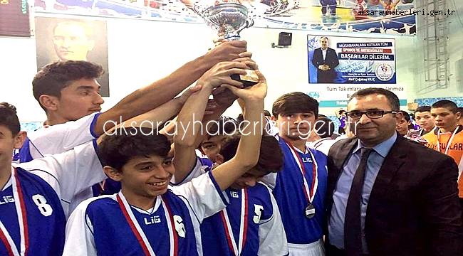 VOLEYBOL’DA GÜLLER CEYLAN ACAR ORTAOKULU ŞAMPİYON OLDU