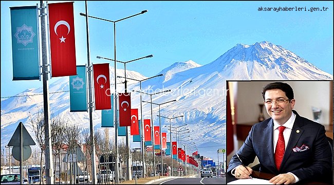 ŞEHRİN GİRİŞLERİ AY YILDIZLI TÜRK BAYRAKLARI İLE DAHADA GÜZEL