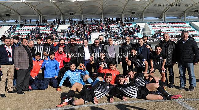 VALİ PEKMEZ VE BAŞKAN YAZGI FUTBOLCULARI VE TARAFTARLARI KUTLADI