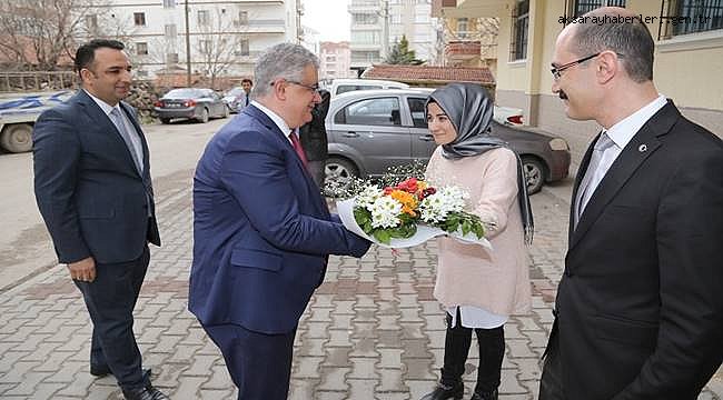 VALİ AYKUT PEKMEZ İŞKUR ve SAĞLIK İL MÜDÜRLÜĞÜNÜ ZİYARET ETTİ