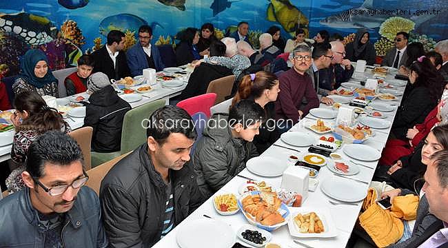 VALİ EŞİ YEŞİM PEKMEZ VE BAŞKANIN EŞİ HASİBE YAZGI, GÖRME ENGELLİ VATANDAŞLARLA BULUŞTU