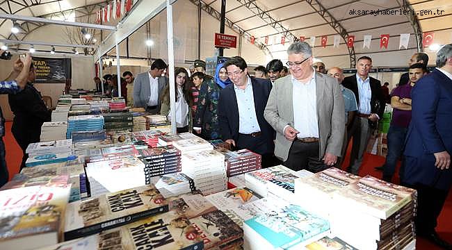 AKSARAY&#039;DA 150 BİN KİTAP VE 50 YAZAR OKURLARIYLA BULUŞUYOR