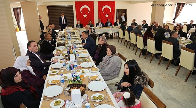 AKSARAY'DA ŞEHİT AİLELERİ VE YAKINLARI İLE GAZİLER ONURUNA YEMEK PROGRAMI DÜZENLENDİ