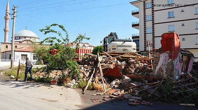 AKSARAY BELEDİYESİ METRUK BİNALARI YIKMAYA BAŞLADI