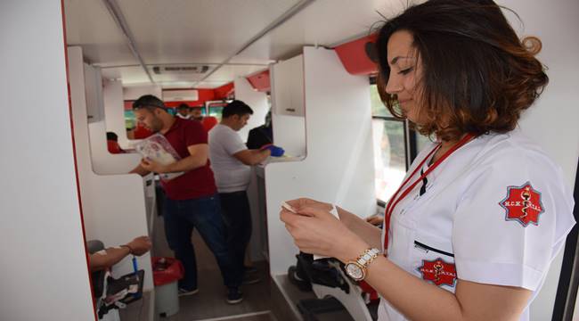 AKSARAY SAĞLIK ÖĞRENCİLERDEN KIZILAY’A KAN BAĞIŞI