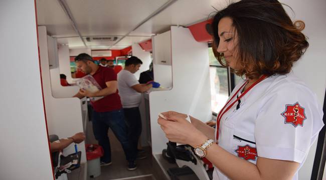 AKSARAY SAĞLIK ÖĞRENCİLERDEN KIZILAY'A KAN BAĞIŞI