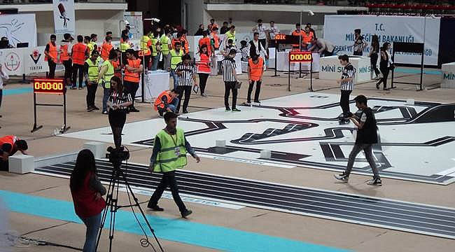 ASÜ EKİBİ ROBOT YARIŞMASI’NDA BEŞİNCİ TURA YÜKSELDİ