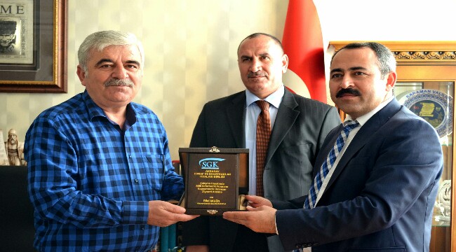 SGK İL MÜDÜRÜ AKGÜN’DEN ESNAF ODALARI BİRLİĞİ BAŞKANI CEYLAN’A PLAKET