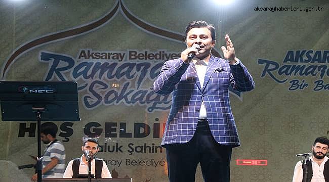 ABDURRAHMAN ÖNÜL AKSARAY KONSERİNDE DUYGU DOLU BİR GECE