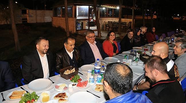 AKSARAY'DA ÖRNEK SAHUR, KONTROL NOKTASINDA POLİSLERLE BİRLİKTE SAHUR YAPTILAR