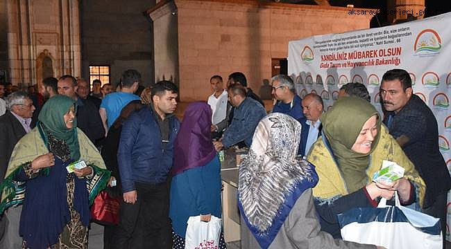 AKSARAY ULU CAMİ DE KADİR GECESİ DOLAYSIYLA SÜT DAĞITILDI