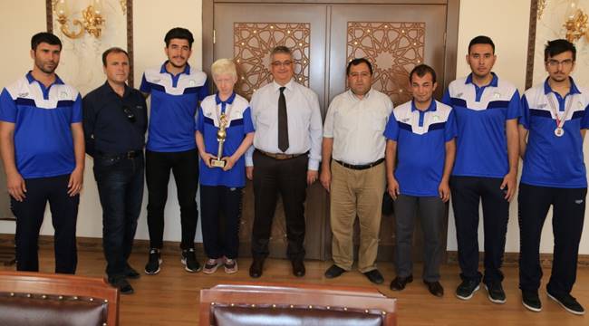 GÖRME ENGELLİLER SPOR KULÜBÜNDEN YÖNETİCİ VE SPORCULAR VALİ AYKUT PEKMEZ'İ ZİYARET ETTİ