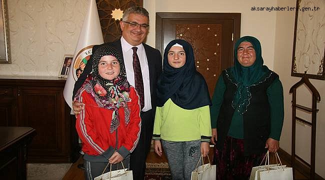 AKSARAY'DA 4 ÇOCUK OKUTAN ANNE KIZLARI İLE BİRLİKTE VALİ AYKUT PEKMEZ’İ ZİYARET ETTİ