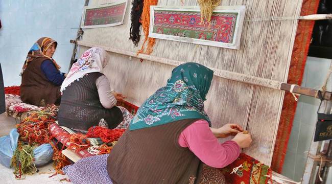 BAYAN YAZGI HANIMLARIN ÇALIŞTIĞI HALI ATÖLYESİNDE İNCELEMEDE BULUNDU