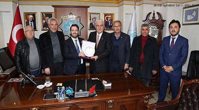 AKSARAYLI MİNİBÜSÇÜLERDEN BAŞKANA TEŞEKKÜR PLAKETİ