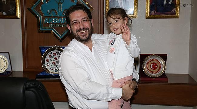 “TAYYİP DEDE” DİYEREK SESLENEN 3,5 YAŞINDAKİ GÜLHAN BAŞKAN YAZGI’ YI ZİYARET ETTİ