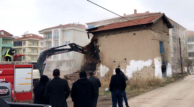 AKSARAY'DA CAN VE MAL GÜVENLİĞİNİ TEHDİT EDEN METRUK BİNALAR YIKILIYOR