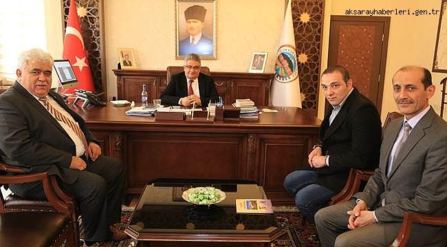 ENGELLİ VATANDAŞ KENDİ YAZMIŞ OLDUĞU ŞİİR KİTABINI VALİ AYKUT PEKMEZ’E TAKTİM ETTİ