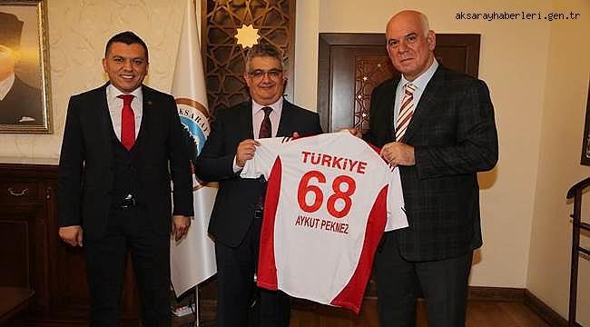 HOLLANDA MİLLİ MAÇI ÖNCESİ TÜRKİYE HENTBOL FEDERASYONU YÖNETİM KURULU BAŞKANI VALİ AYKUT PEKMEZ’i ZİYARET ETTİ