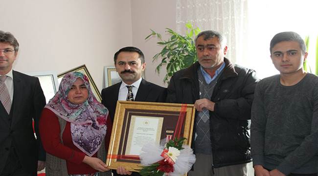 VALİ AKTAŞ, ŞEHİT AİLESİNE DEVLET ÖVÜNÇ MADALYASI TESLİM ETTİ - Nevşehir haberleri