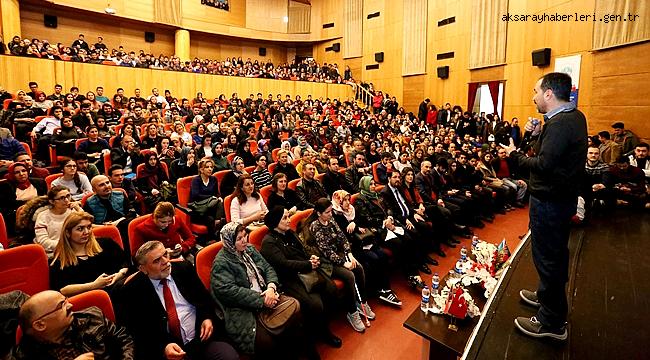 AHMET ŞERİF İZGÖREN'İN "AT ŞU ADIMI" İSİMLİ KONFERANSINA AKSARAY'DA YOĞUN İLGİ