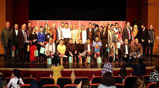AKSARAY'DA 'İÇİMİZDEKİ BİZ' ADLI OYUNLA İZLEYİCİLERE ANLAMLI MESAJ