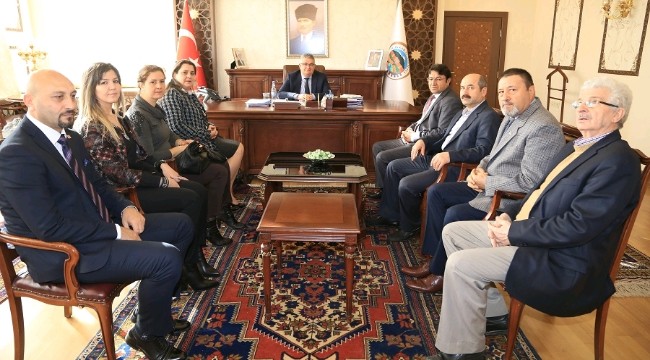 CHP İl Başkanı ve Yeni Yönetimi Vali Aykut Pekmez'i ziyaret etti